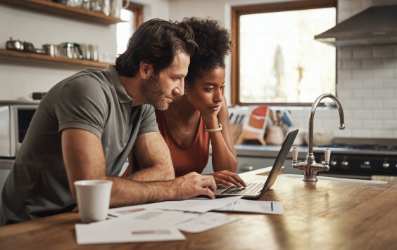 couple-looking-at-laptop-995x511