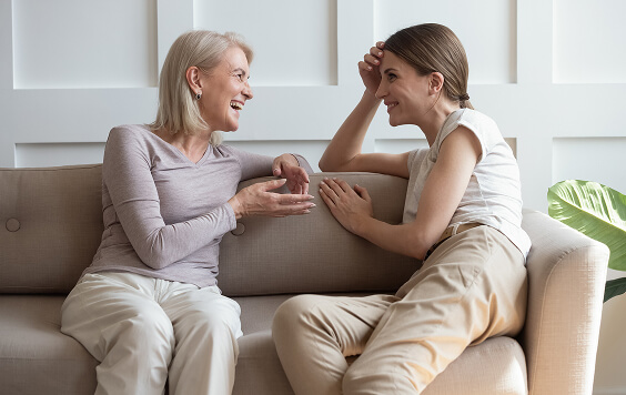 Tow women talking on a sofa