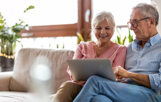 older-couple-laptop-995x511